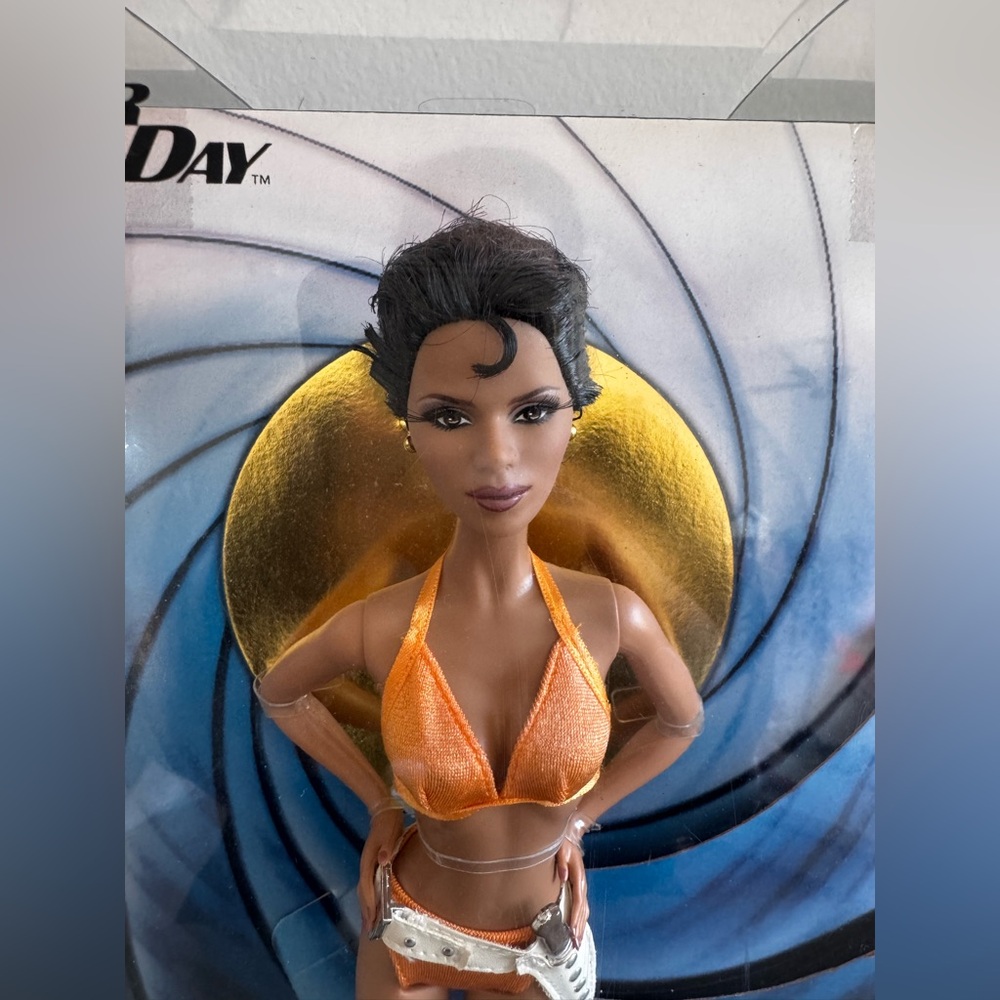 James Bond 007 2009 Jinx Halle Berry Barbie Doll Mattel collectors item - Picture 3 of 9